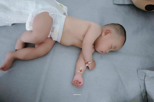 鹰潭宝宝拍嗝的正确方法